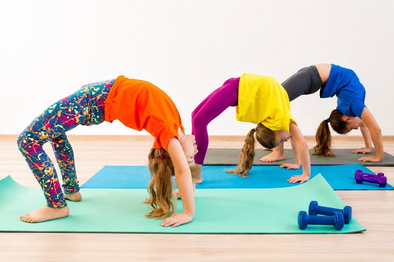 Enfants pratiquant le yoga